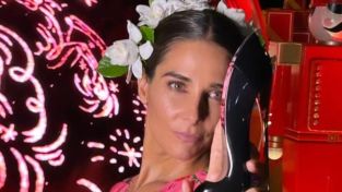 Juana Viale con un tocado de flores