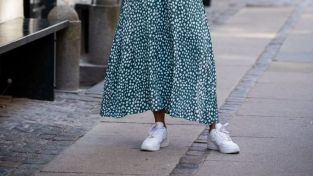 Vestido con zapatillas