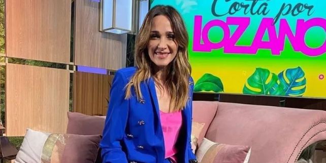 Vero Lozano con traje sastreto de dos piezas