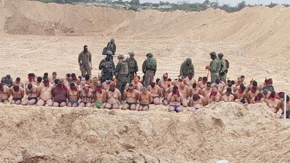 Semidesnudos y esposados: difunden imágenes de la supuesta rendición de decenas de sospechosos de Hamas 20231207