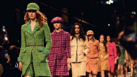 Chanel en Manchester: el tweed reversionado, la mezcla de texturas y los toques rock protagonistas de Métiers d´art