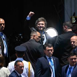 El presidente electo de Argentina, Javier Milei, saluda a sus partidarios mientras llega al Congreso para asistir a su ceremonia de toma de posesión, en Buenos Aires. | Foto:LUIS ROBAYO / AFP