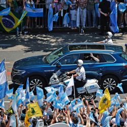 El presidente electo de Argentina, Javier Milei, se dirige al Congreso para asistir a su ceremonia de toma de posesión, en Buenos Aires. | Foto:Alejandro Pagni/AFP