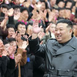 Esta fotografía tomada y publicada por la Agencia Central de Noticias Coreana (KCNA) oficial de Corea del Norte a través de KNS muestra al líder de Corea del Norte, Kim Jong Un saludando mientras participa en una fotografía conmemorativa con participantes de la Quinta Convención Nacional de Madres en Pyongyang. | Foto:KCNA VIA KNS / AFP