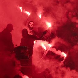 Los seguidores del PSG queman bengalas durante el partido de fútbol francés L1 entre Paris Saint-Germain (PSG) y Nantes en el estadio Parc des Princes en París. | Foto:FRANCK FIFE / AFP