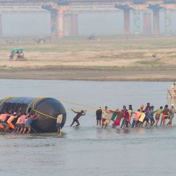 Los trabajadores construyen un puente de pontones sobre el río Ganges para los devotos hindúes antes del festival religioso anual 'Magh Mela' en Prayagraj, India. | Foto:SANJAY KANOJIA / AFP