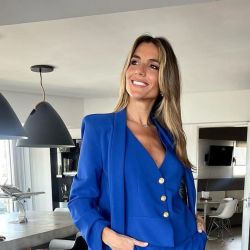 María Belén Ludueña adapta el blazer y chaleco sastrero a un look casual