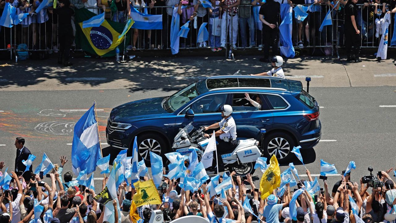 El presidente electo de Argentina, Javier Milei, se dirige al Congreso para asistir a su ceremonia de toma de posesión, en Buenos Aires. | Foto:Alejandro Pagni/AFP