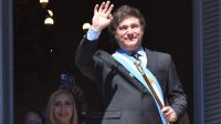 El presidente Javier Milei asomado en el balcón de la casa Rosada