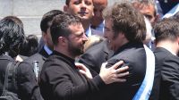 Javier Milei presidente de Argentina saluda a Volodymyr Zelenskiy presidente de Ucrania,