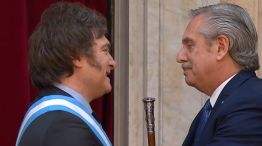 Alberto Fernández saluda a Javier Milei, luego de entregarle el bastón de mando.