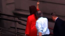 Cristina Kirchner ingresa al Congreso para la asunción de Javier Milei haciendo el gesto de "Fuck You".