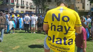 Remera con el slogan "no hay plata"