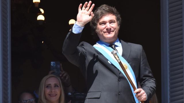 El presidente Javier Milei asomado en el balcón de la casa Rosada