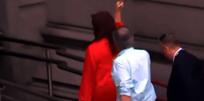 Cristina Kirchner ingresa al Congreso para la asunción de Javier Milei haciendo el gesto de "Fuck You".