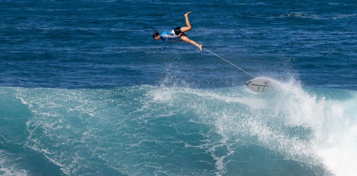 BettyLou Sakura Johnson, de Hawaii, participa del primer día del evento femenino del Vans Pipeline Masters 2023 en Backdoor Pipeline en la costa norte de Oahu.