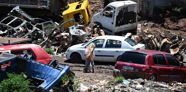 Dos niños caminan por el barrio de chabolas de Mavadzani, en las alturas de Koungou, en el noreste de Grande Terre, departamento de Francia.