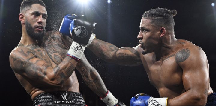 El francés Tony Yoka compite contra el belga Ryad Merhy en su combate internacional de boxeo de peso pesado en el complejo de Roland Garros en el oeste de París.