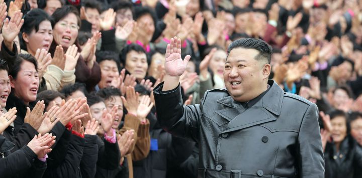 Esta fotografía tomada y publicada por la Agencia Central de Noticias Coreana (KCNA) oficial de Corea del Norte a través de KNS muestra al líder de Corea del Norte, Kim Jong Un saludando mientras participa en una fotografía conmemorativa con participantes de la Quinta Convención Nacional de Madres en Pyongyang.