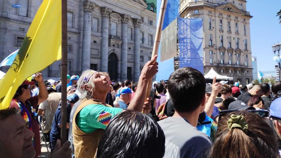Felix Diaz, lider qom, entre los manifestantes de Javier Milei