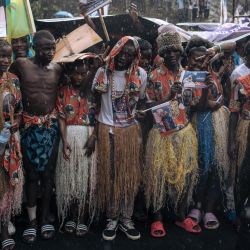 Los partidarios del actual presidente Felix Tshisekedi se encuentran bajo la lluvia antes de su llegada para un mitin de campaña en Goma, capital de la provincia de Kivu del Norte, al este de la República Democrática del Congo. | Foto:ALEXIS HUGUET / AFP