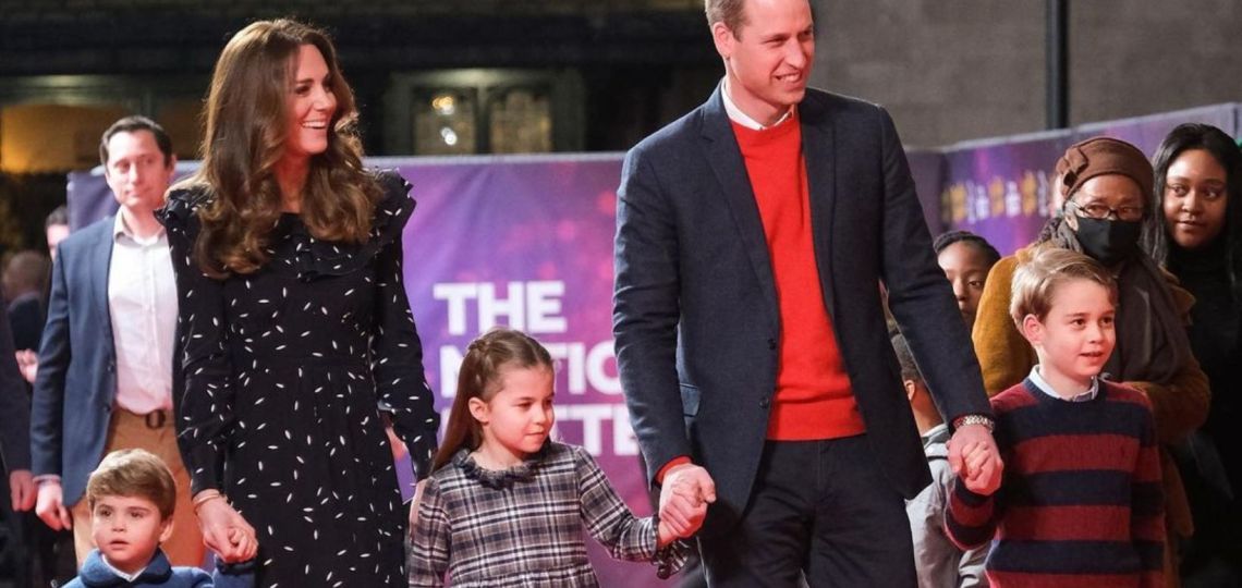 Los príncipes de Gales eligieron posar con estilo casual en la foto familiar de Navidad 2023