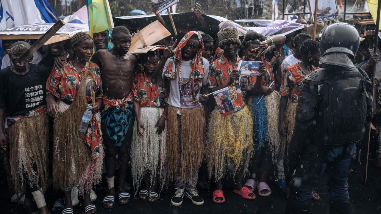 Los partidarios del actual presidente Felix Tshisekedi se encuentran bajo la lluvia antes de su llegada para un mitin de campaña en Goma, capital de la provincia de Kivu del Norte, al este de la República Democrática del Congo. | Foto:ALEXIS HUGUET / AFP