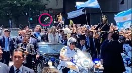 Botellazo al paso de Javier Milei en Avenida de Mayo durante el saludo tras la Asunción en el Congreso