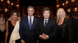  Jorge Macri, junto a su esposa, María Belén Ludueña, recibieron este domingo a la noche al presidente, Javier Milei, y a la Secretaria General de la Presidencia, Karina Milei, en el Teatro Colón