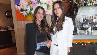 Antonela Roccuzzo con un increíble jean bitono, obra de su amiga Victoria Beckham