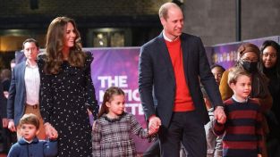 Los príncipes de Gales eligieron posar con estilo casual en la foto familiar de Navidad 2023