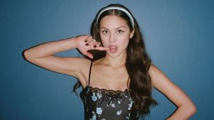 Olivia Rodrigo en un look navideño