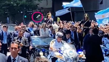 Botellazo al paso de Javier Milei en Avenida de Mayo durante el saludo tras la Asunción en el Congreso