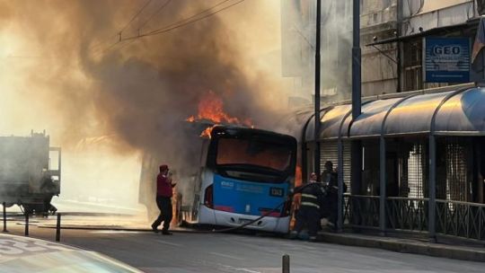 Así quedó un colectivo de la Tamse tras un incendio en pleno centro de Córdoba