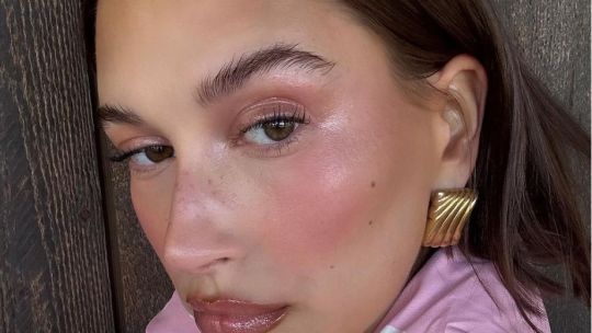 Furor por las pecas falsas que hacen parte del makeup de verano