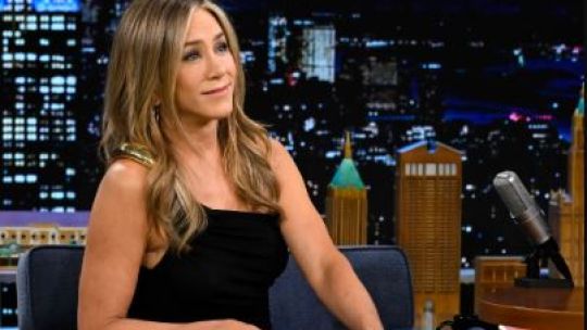 Jennifer Aniston cambió su pequeño vestido negro característico por un elegante mono negro