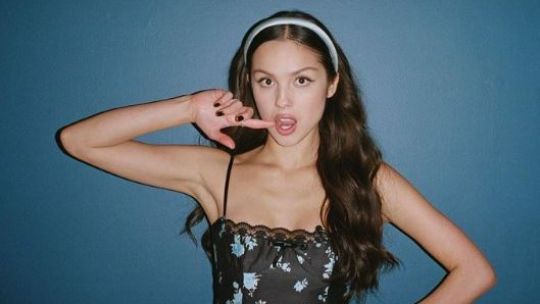 Estilo navideño con un giro Y2K: Olivia Rodrigo deslumbra en looks festivos