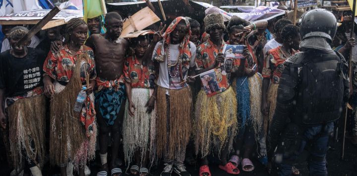 Los partidarios del actual presidente Felix Tshisekedi se encuentran bajo la lluvia antes de su llegada para un mitin de campaña en Goma, capital de la provincia de Kivu del Norte, al este de la República Democrática del Congo.