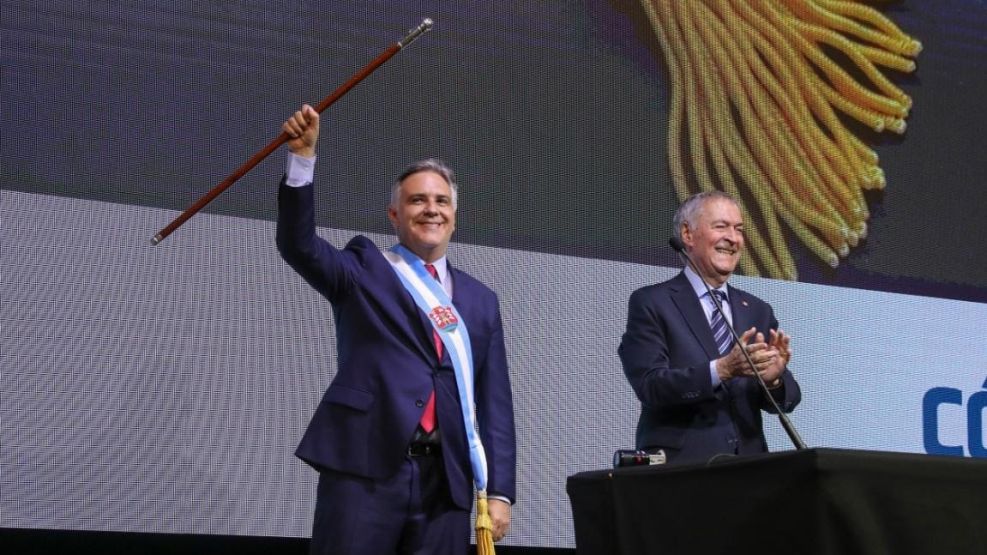 Martín Llaryora con el bastón y banda presidencial
