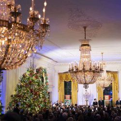 El presidente estadounidense Joe Biden (R), el segundo caballero Doug Emhoff (C) y la rabina Angela Buchdahl de la Sinagoga Central en la ciudad de Nueva York organizan una recepción de Hanukkah en el Salón Este de la Casa Blanca el 11 de diciembre de 2023 en Washington DC. | Foto:afp