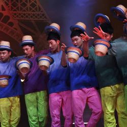 Acróbatas chinos realizando una presentación durante la "noche fabulosa" en el Cirque Phoenix, en París, Francia. Acróbatas del Dalian Cirque de China se presentaron el viernes por la noche. (Xinhua/Gao Jing) (rtg) (ah) (da) | Foto:Xinhua/Gao Jing
