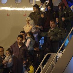 Soldados de la Fuerza Aérea brasileña ayudan a un grupo de personas a su llegada desde Palestina durante el desembarque en la base aérea de Brasilia, en Brasilia, Brasil, el 11 de diciembre de 2023. (Xinhua/Lucio  | Foto:Xinhua