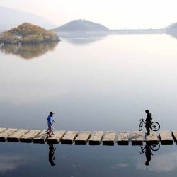  divirtiéndose junto al lago Tangwang, en Lianyungang, en la provincia de Jiangsu, en el este de China. (Xinhua/Wang Chun) (jg) (rtg) (da) | Foto:Xinhua