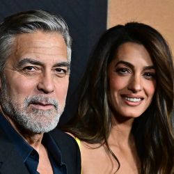 El actor estadounidense George Clooney y su esposa, la abogada libanesa-británica Amal Clooney, asisten al estreno en Los Ángeles de "The Boys in the boat" de Amazon MGM Studios en el teatro Samuel Goldwyn en Beverly Hills, California. | Foto:Frederic J .Marron/AFP