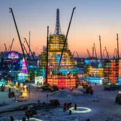 Trabajadores construyen estructuras de hielo para el 25º Mundial de Hielo y Nieve de Harbin en Harbin, en la provincia de Heilongjiang, al norte de China. | Foto:AFP