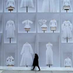 Una mujer pasa junto a la exhibición navideña de la tienda Dior de la calle 57 en Nueva York. | Foto:TIMOTHY A. CLARY / AFP