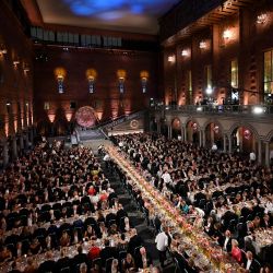 Una vista general muestra a los invitados que asistieron al banquete del Premio Nobel en el Ayuntamiento de Estocolmo, Suecia, después de la ceremonia de entrega del Premio Nobel. | Foto:JONATHAN NACKSTRAND / AFP