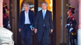  Caputo junto al secretario de Finanzas, Pablo Quirno, tras reunirse con Milei 