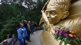 Peregrinos visitan la estatua gigante de la Virgen de Guadalupe en Ocuilan, Estado de México, México, el 11 de diciembre de 2023. La imagen de la Virgen de Ocuilan es la más grande del mundo y fue inaugurada el 12 de febrero de 2017. (Foto de ALFREDO ESTRELLA / AFP)