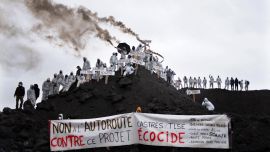 La gente participa en una manifestación contra la construcción prevista de la autopista A69 en el lugar de su futura planta de alquitrán, cerca de Puylaurens, en el suroeste de Francia.